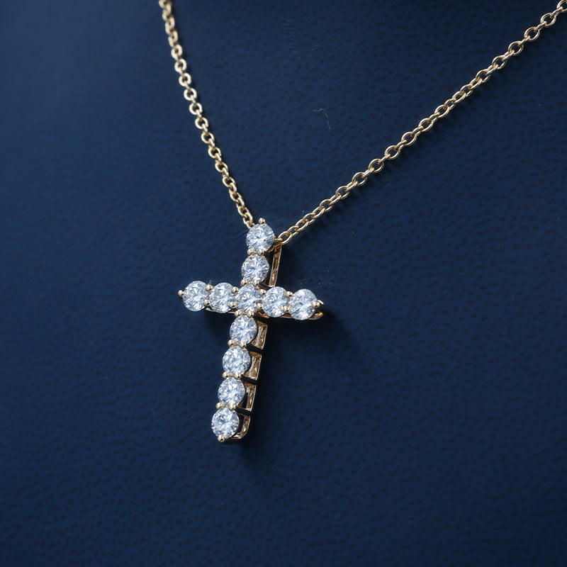 Krzyż z moissanitem