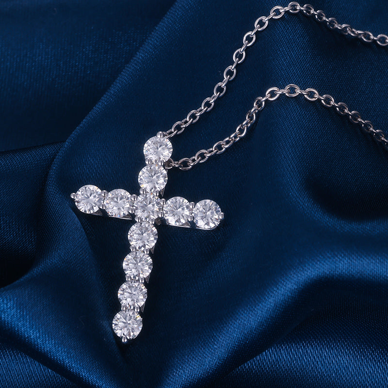 Krzyż z moissanitem