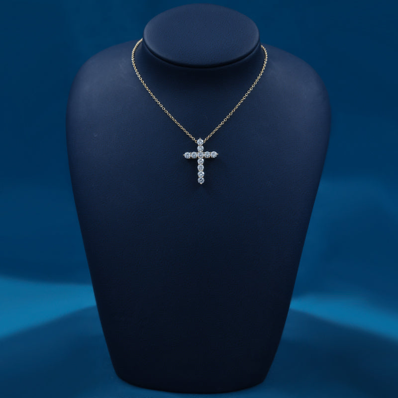 Krzyż z moissanitem