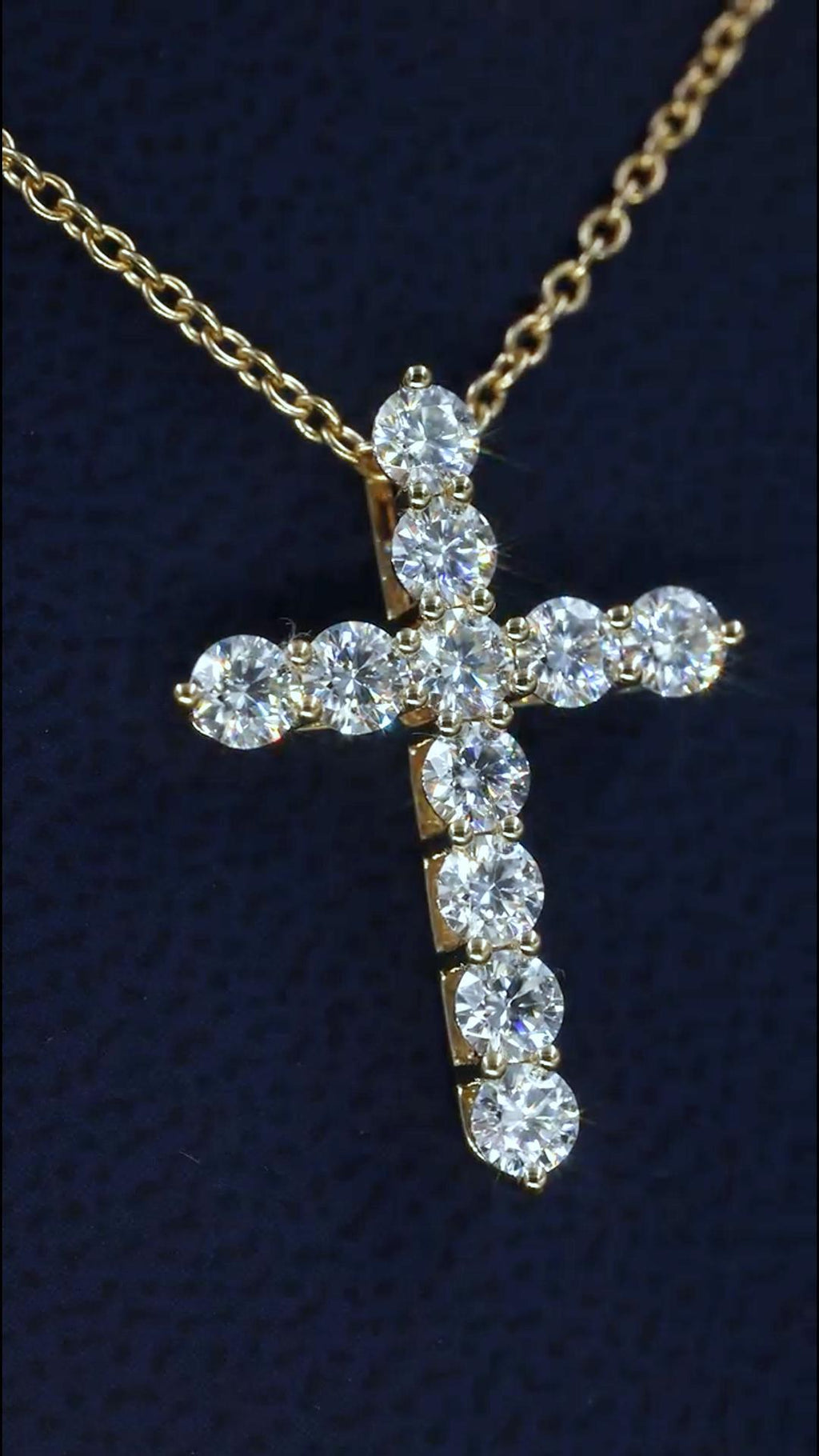 Krzyż z moissanitem