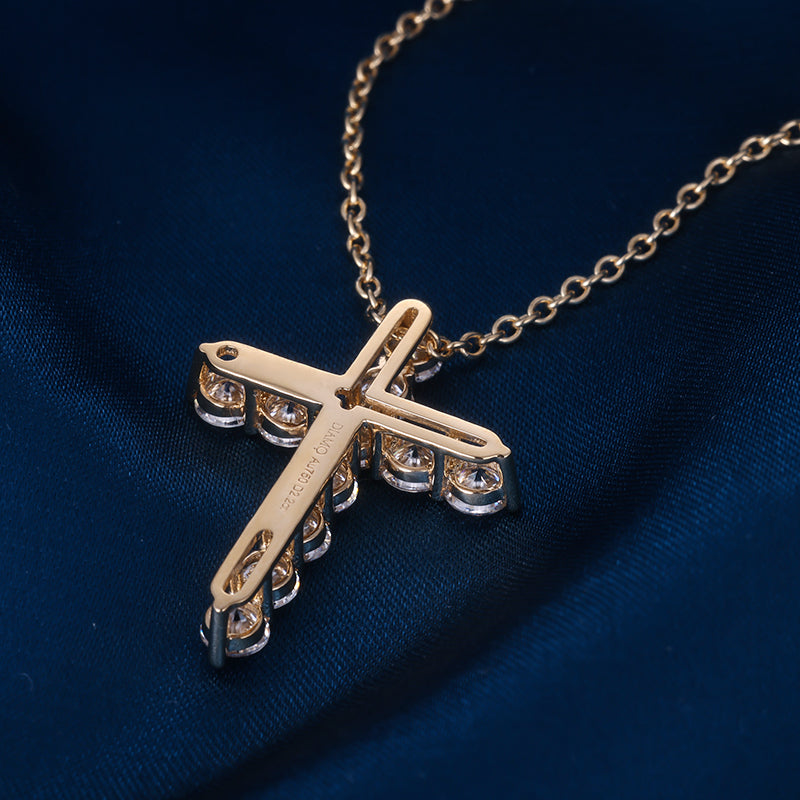 Krzyż z moissanitem