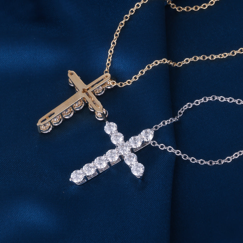 Krzyż z moissanitem