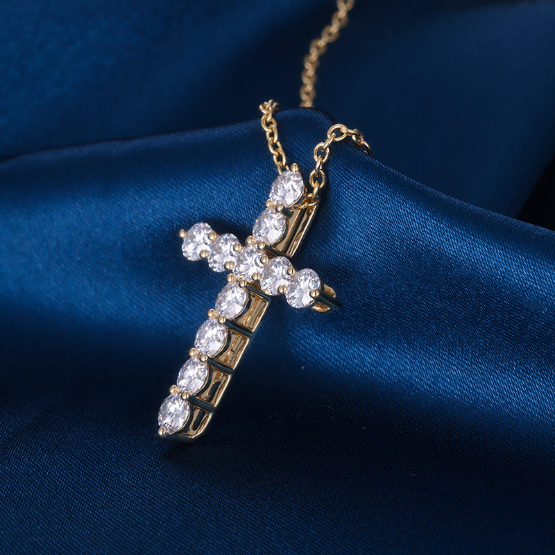 Krzyż z moissanitem